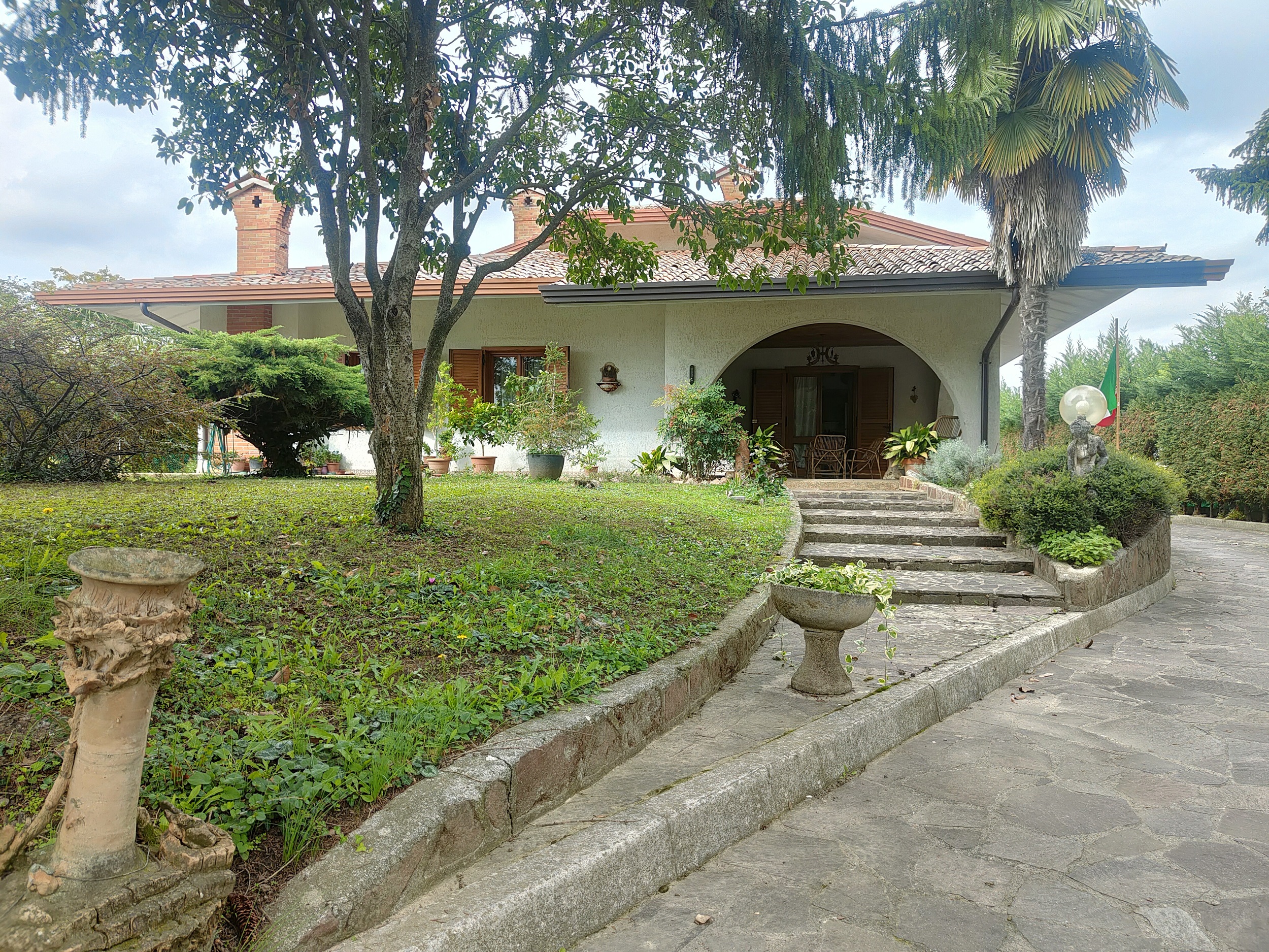 Media numero 2 di Villa indipendente con ampio giardino