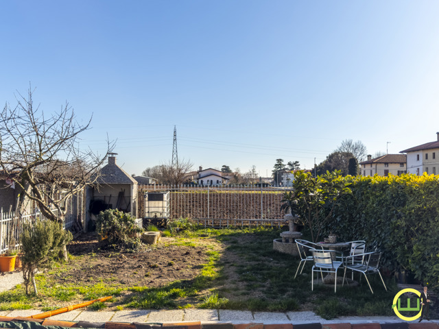 Media numero 35 di LUMINOSA PORZIONE DI BIFAMILIARE CON GIARDINO   A  CODROIPO