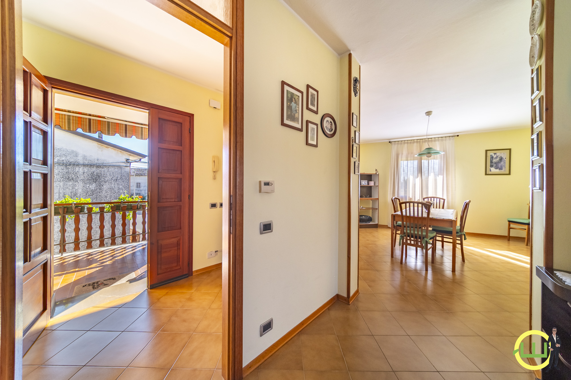 Media numero 25 di VILLA COMPOSTA DA DUE APPARTAMENTI E DUE GARAGE CON GIARDINO