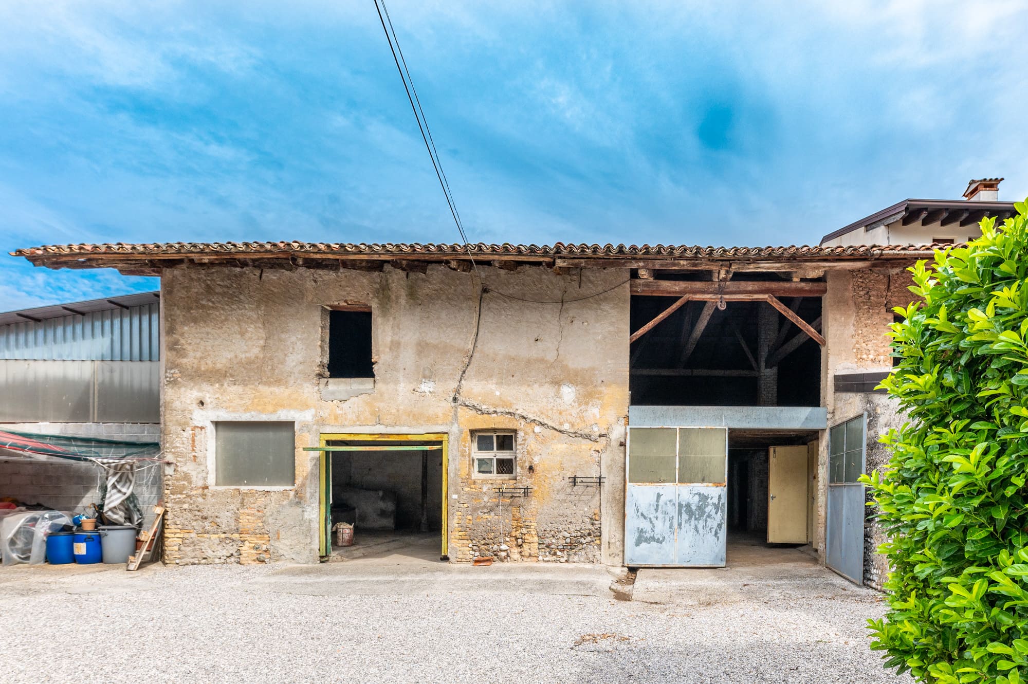 Media numero 30 di CASA SU TRE PIANI CON AMPIO ACCESSORIO DA RISTRUTTURARE A SEDEGLIANO