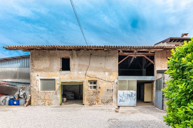 Media numero 30 di CASA SU TRE PIANI CON AMPIO ACCESSORIO DA RISTRUTTURARE A SEDEGLIANO