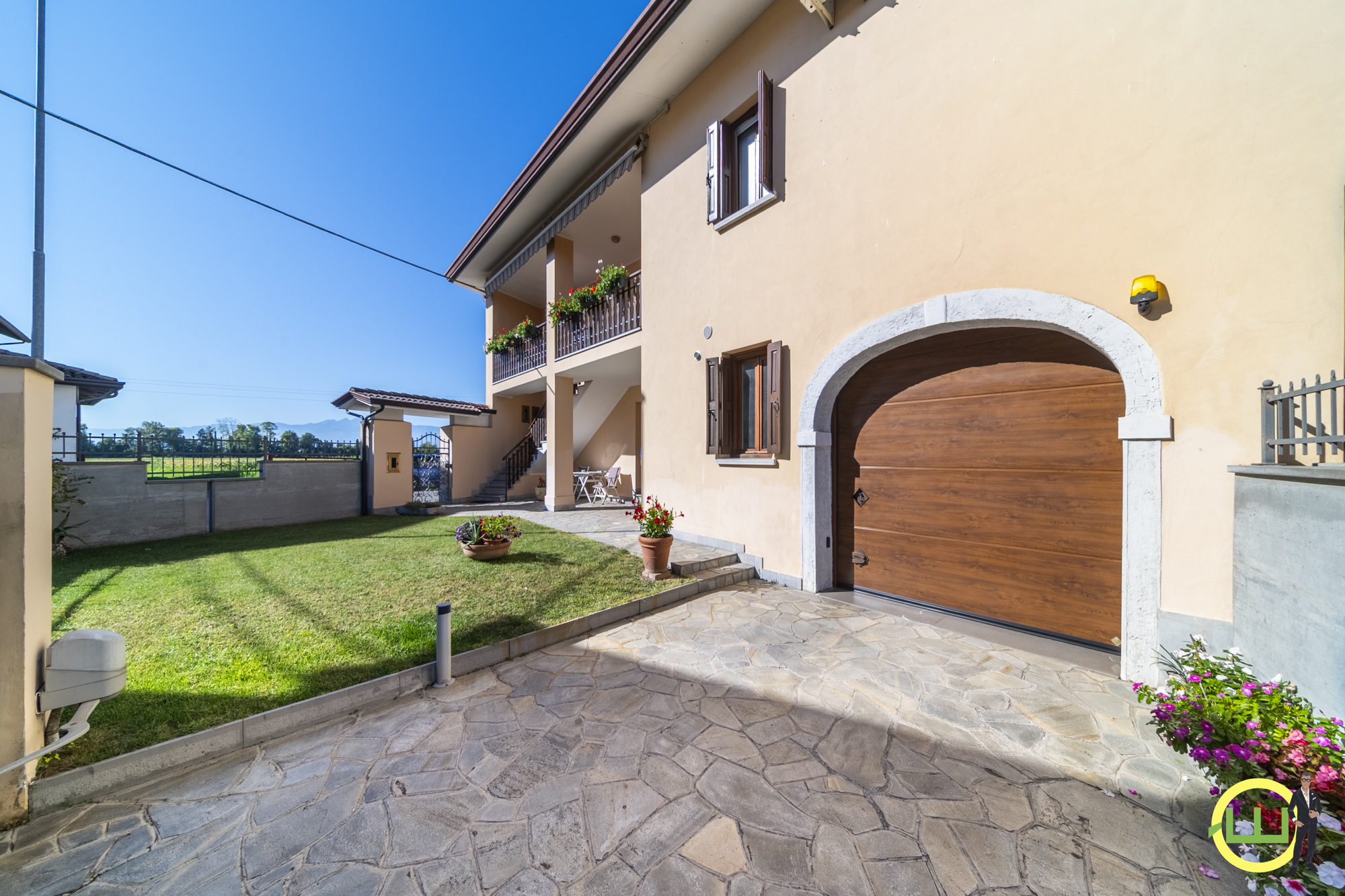 Media numero 13 di VILLA COMPOSTA DA DUE APPARTAMENTI E DUE GARAGE CON GIARDINO