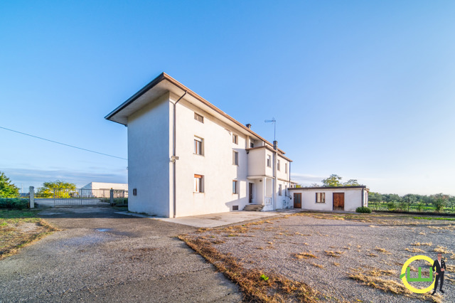 Media numero 39 di LUMINOSA CASA INDIPENDENTE CON DEPOSITO E AMPIO GIARDINO A SAN VITO AL TAGLIAMENTO