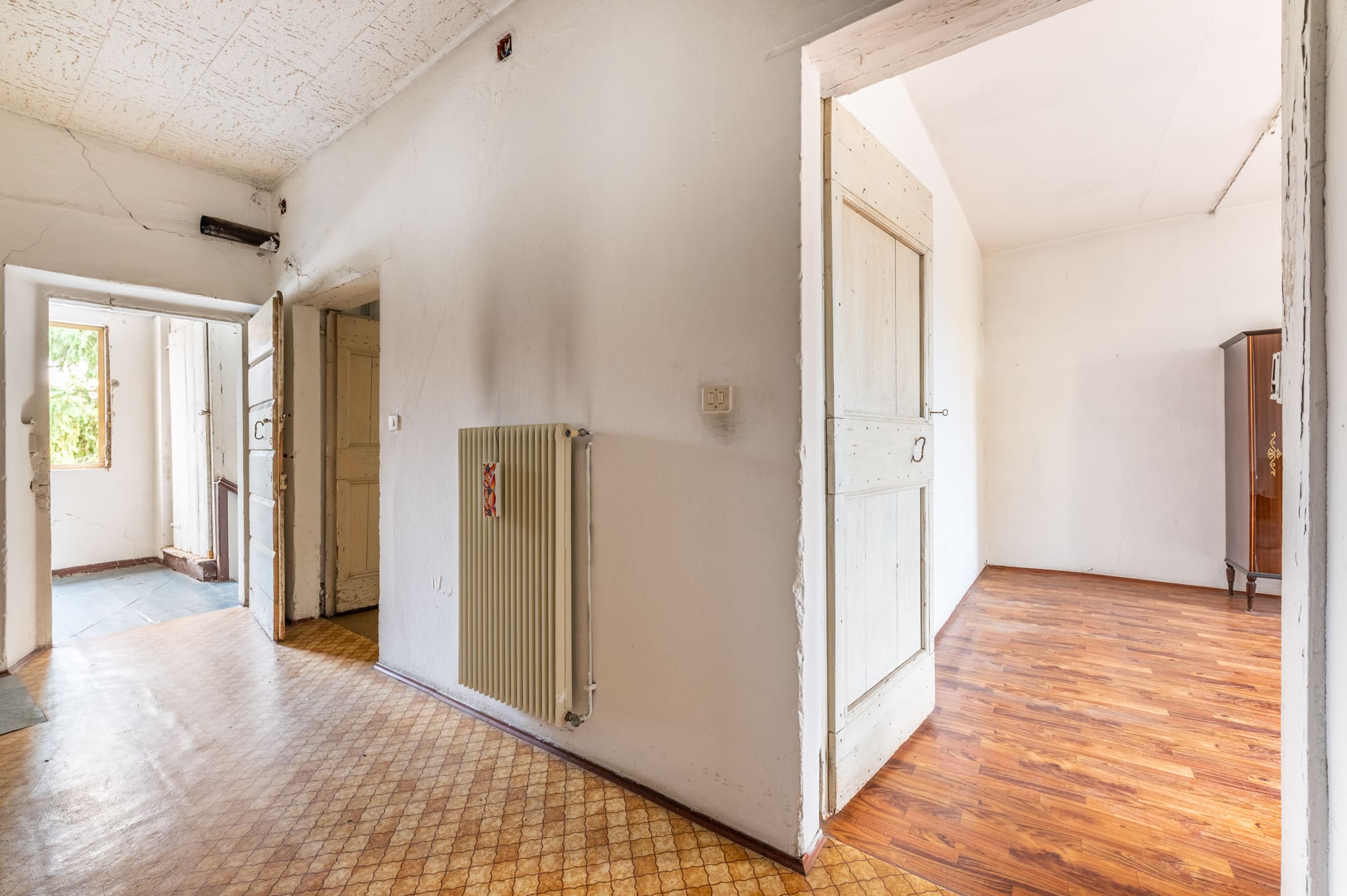 Media numero 23 di CASA SU TRE PIANI CON AMPIO ACCESSORIO DA RISTRUTTURARE A SEDEGLIANO