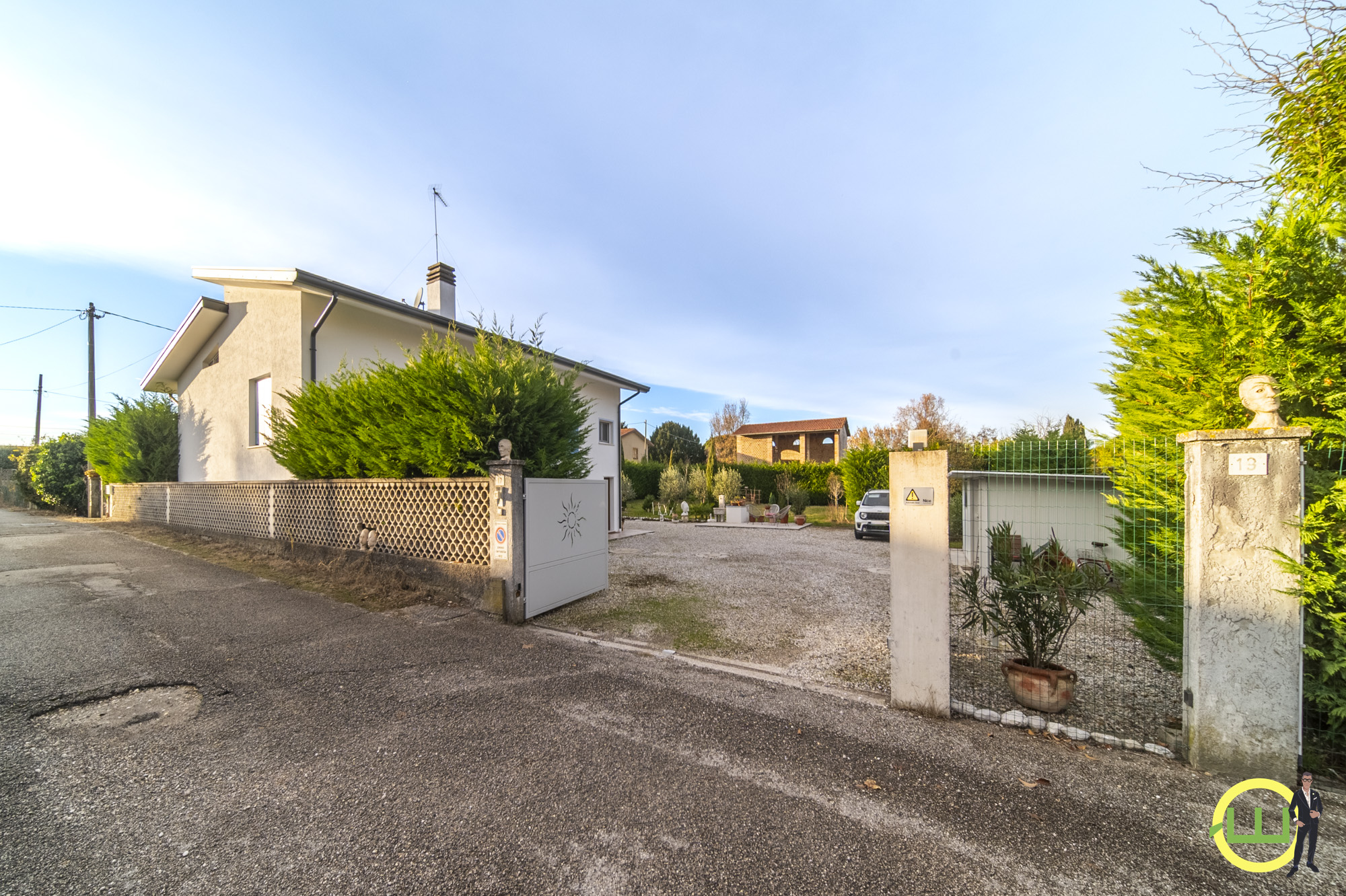 Media numero 42 di VILLA INDIPENDENTE CON AMPIO GIARDINO PIANTUMATO - CLASSE B