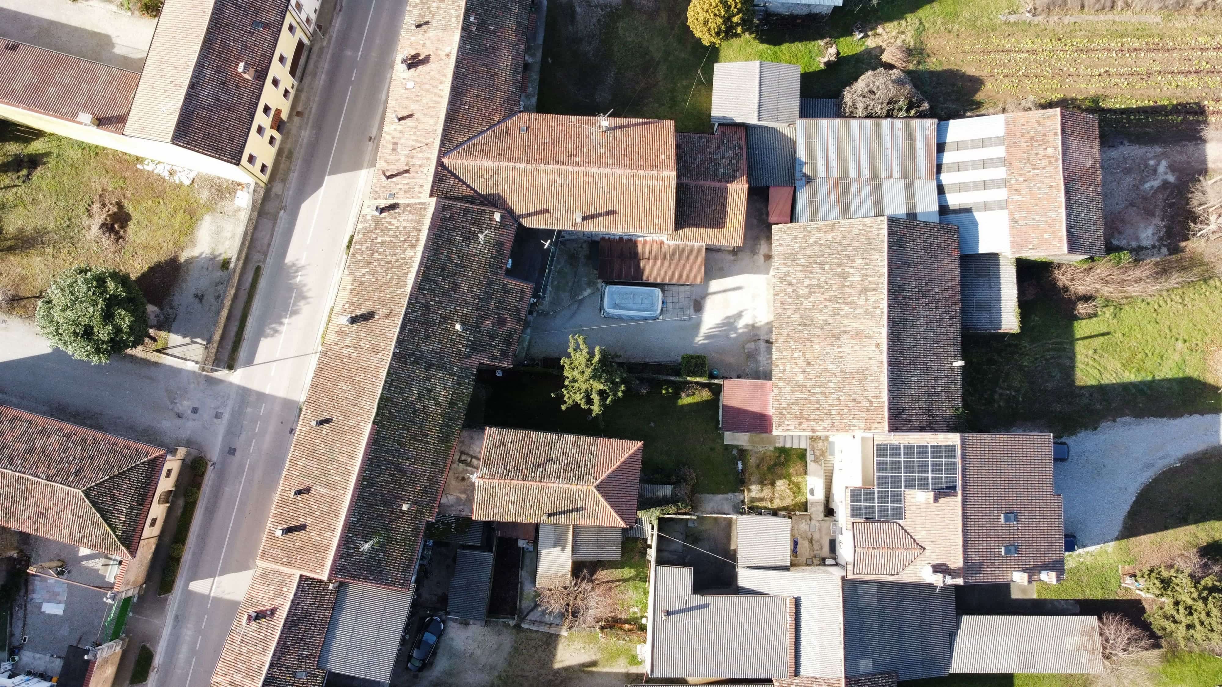 Media numero 11 di CASA SU TRE PIANI CON AMPIO ACCESSORIO DA RISTRUTTURARE A SEDEGLIANO