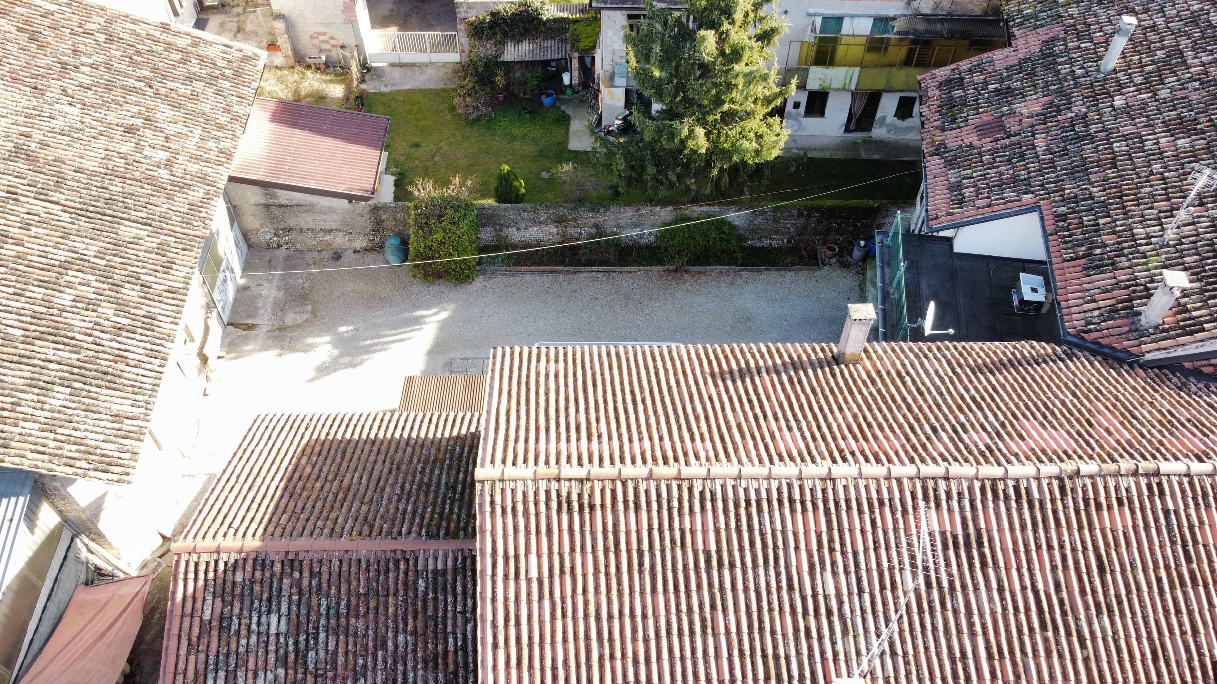 Media numero 8 di CASA SU TRE PIANI CON AMPIO ACCESSORIO DA RISTRUTTURARE A SEDEGLIANO