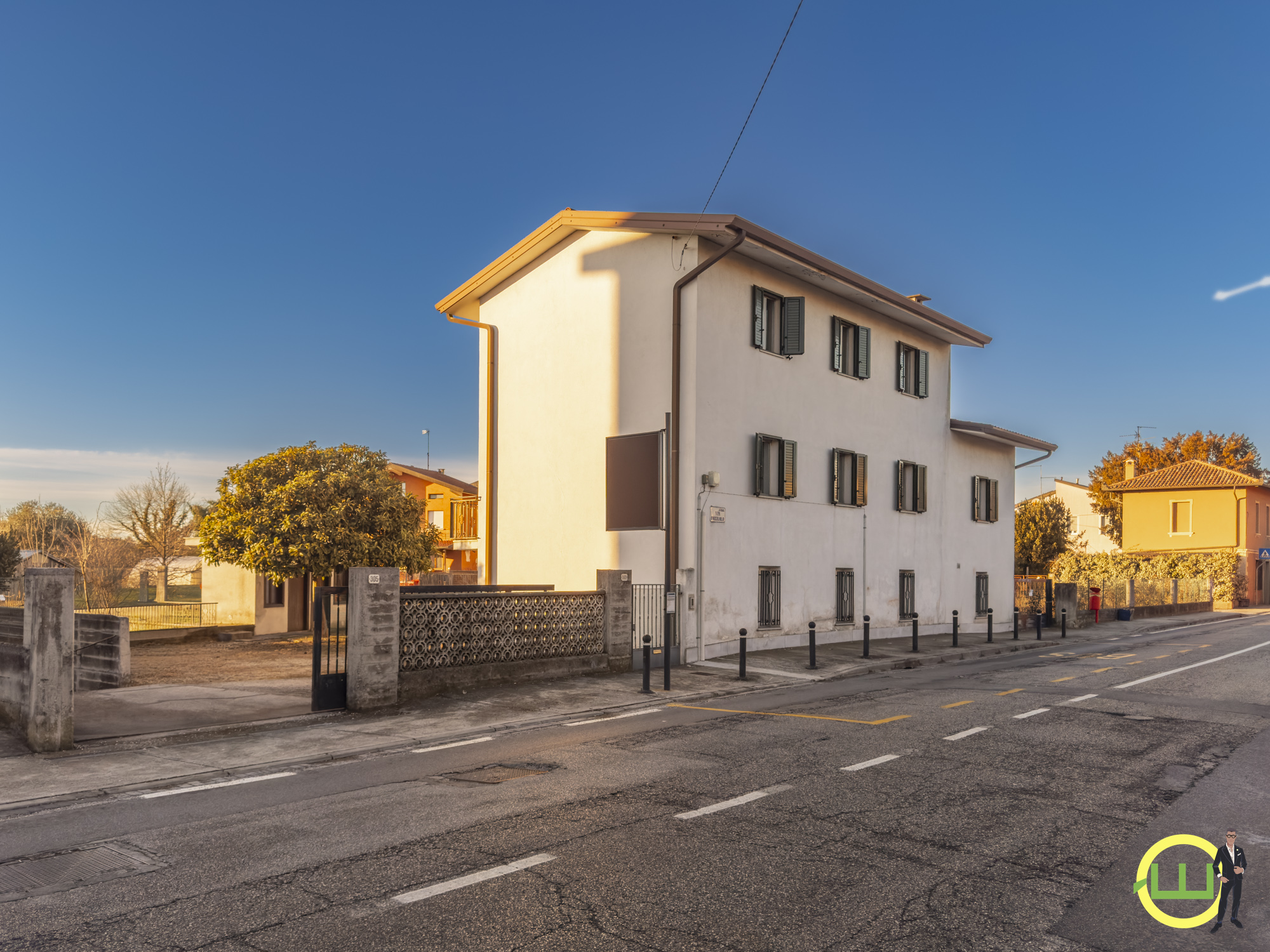 Immagine di SPAZIOSA CASA INDIPENDENTE CON DOPPIO GARAGE E GIARDINO