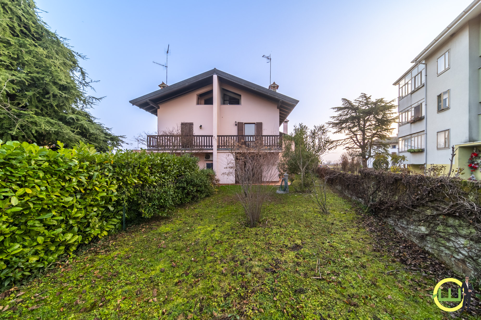 Immagine di MERAVIGLIOSA VILLA ACCOSTATA CON GIARDINO ESCLUSIVO A LOVARIA PRADAMANO