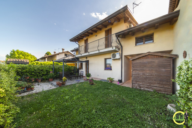 Media numero 17 di Elegante Villa a Schiera su Tre Livelli
