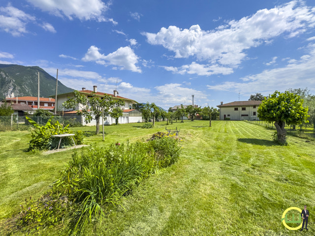 Media numero 23 di GEMONA CASA DI TESTA CON AMPIO GIARDINO!