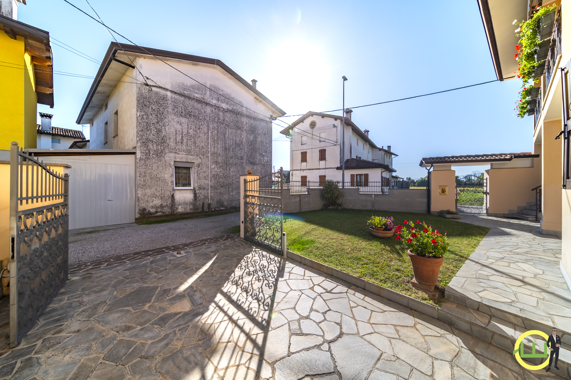 Media numero 42 di VILLA COMPOSTA DA DUE APPARTAMENTI E DUE GARAGE CON GIARDINO