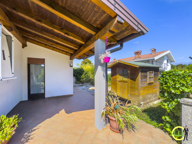 Media numero 24 di CASSACCO VILLA A SCHIERA DI TESTA ARREDATA!