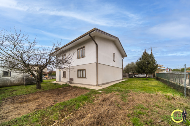 Media numero 3 di SPAZIOSA VILLA CON GIARDINO DA SOGNO A CAPRIVA DEL FRIULI