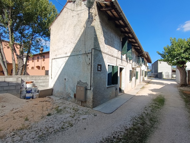 Media numero 29 di GRAZIOSA CASETTA DA RISTRUTTURARE A CODROIPO