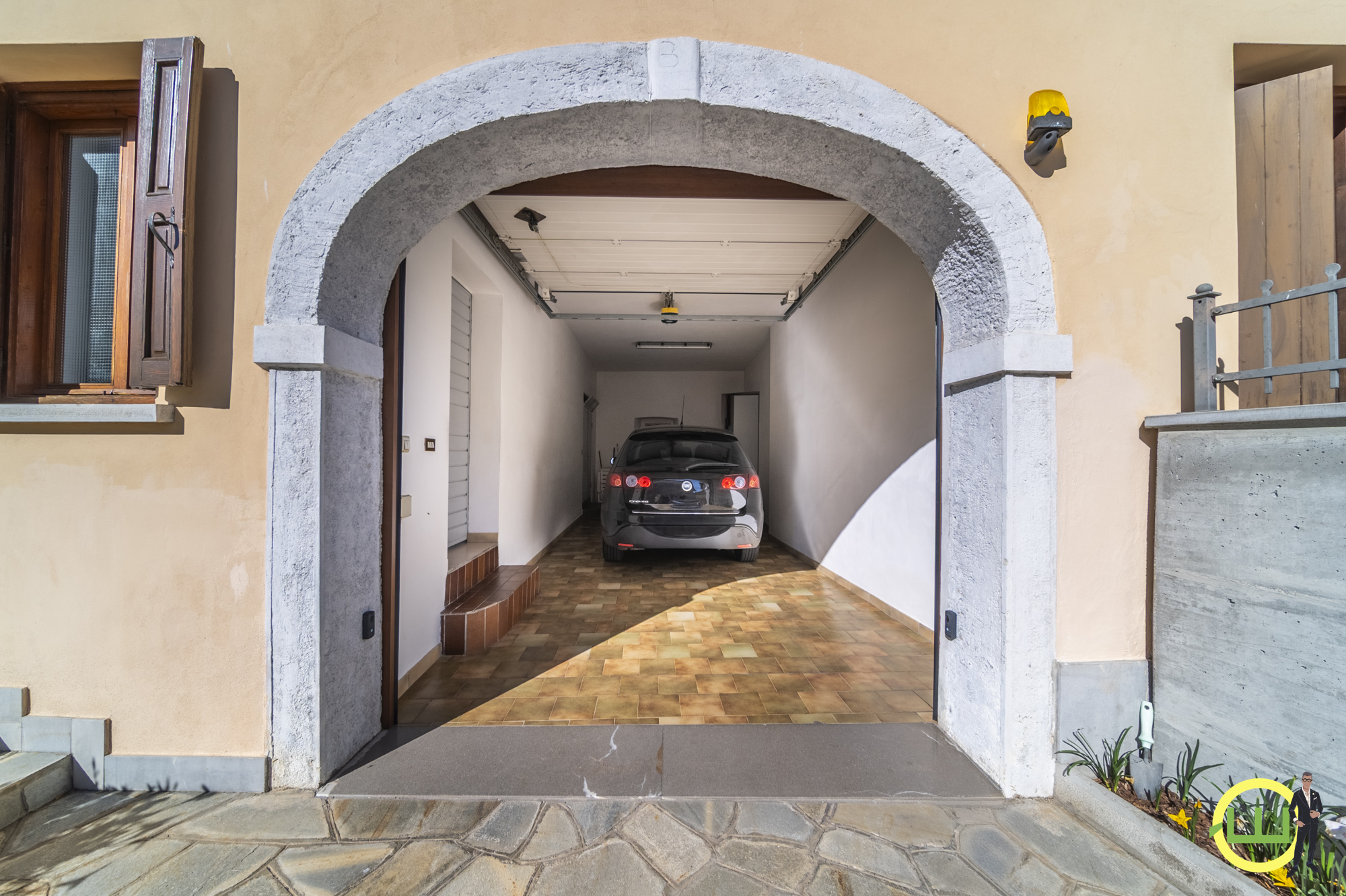 Media numero 14 di VILLA COMPOSTA DA DUE APPARTAMENTI E DUE GARAGE CON GIARDINO