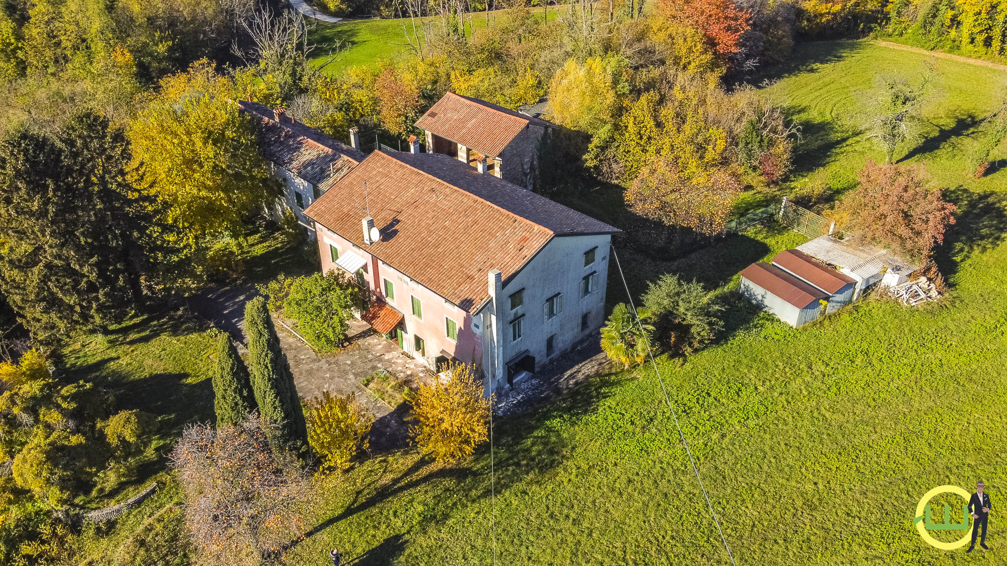 Immagine di CASALE IMMERSO NEL VERDE DA RISTRUTTURARE