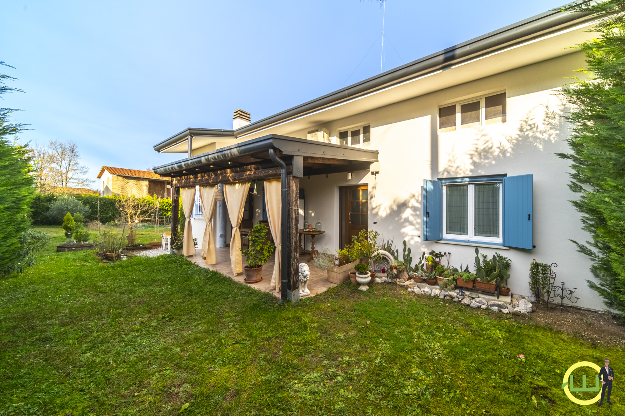 Media numero 32 di VILLA INDIPENDENTE CON AMPIO GIARDINO PIANTUMATO - CLASSE B