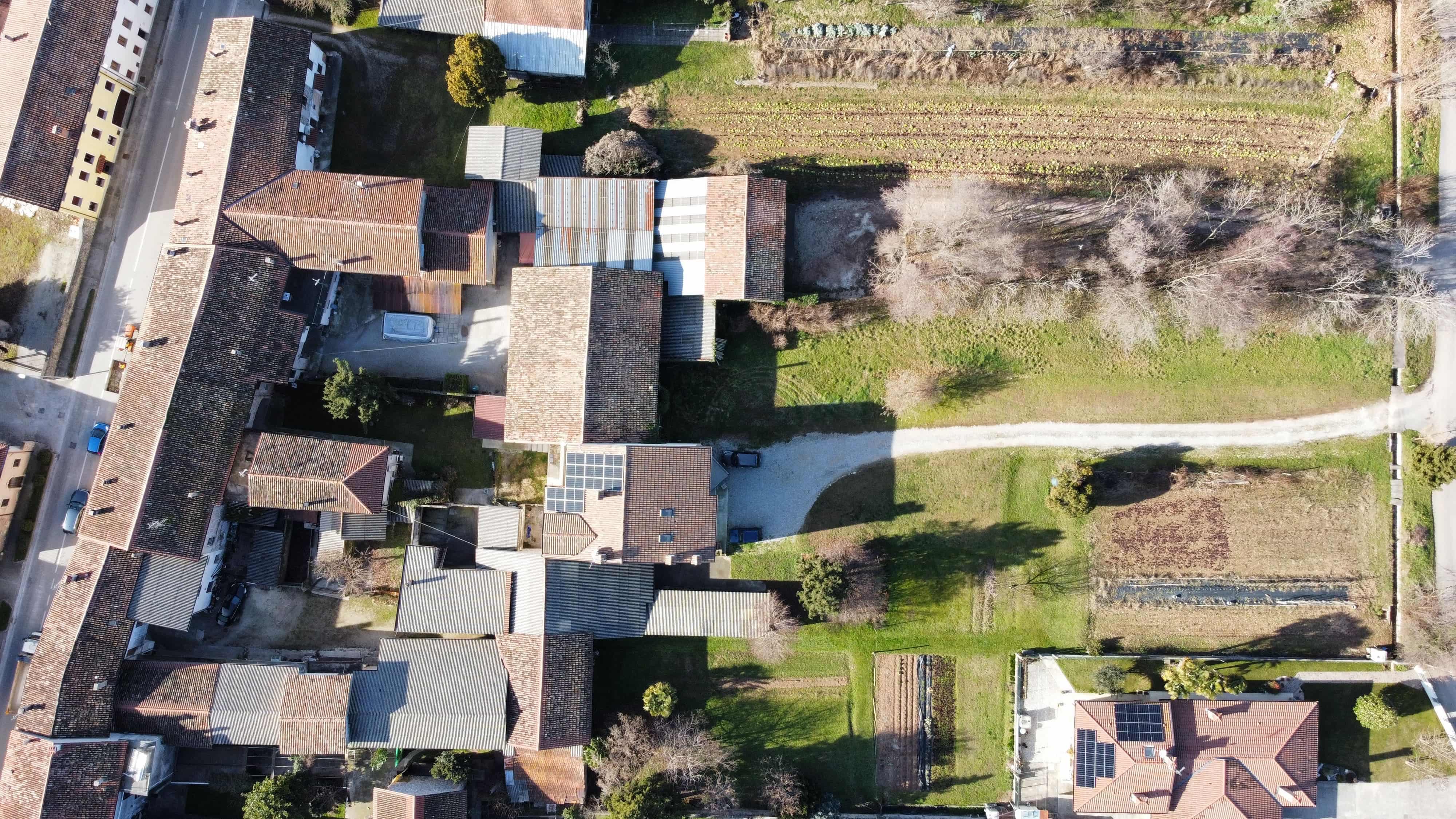 Media numero 13 di CASA SU TRE PIANI CON AMPIO ACCESSORIO DA RISTRUTTURARE A SEDEGLIANO