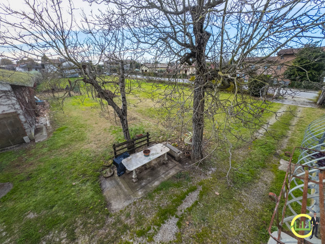 Media numero 25 di STORICA CASA ACCOSTATA CON TRE CAMERE, GARAGE E GIARDINO A POCENIA