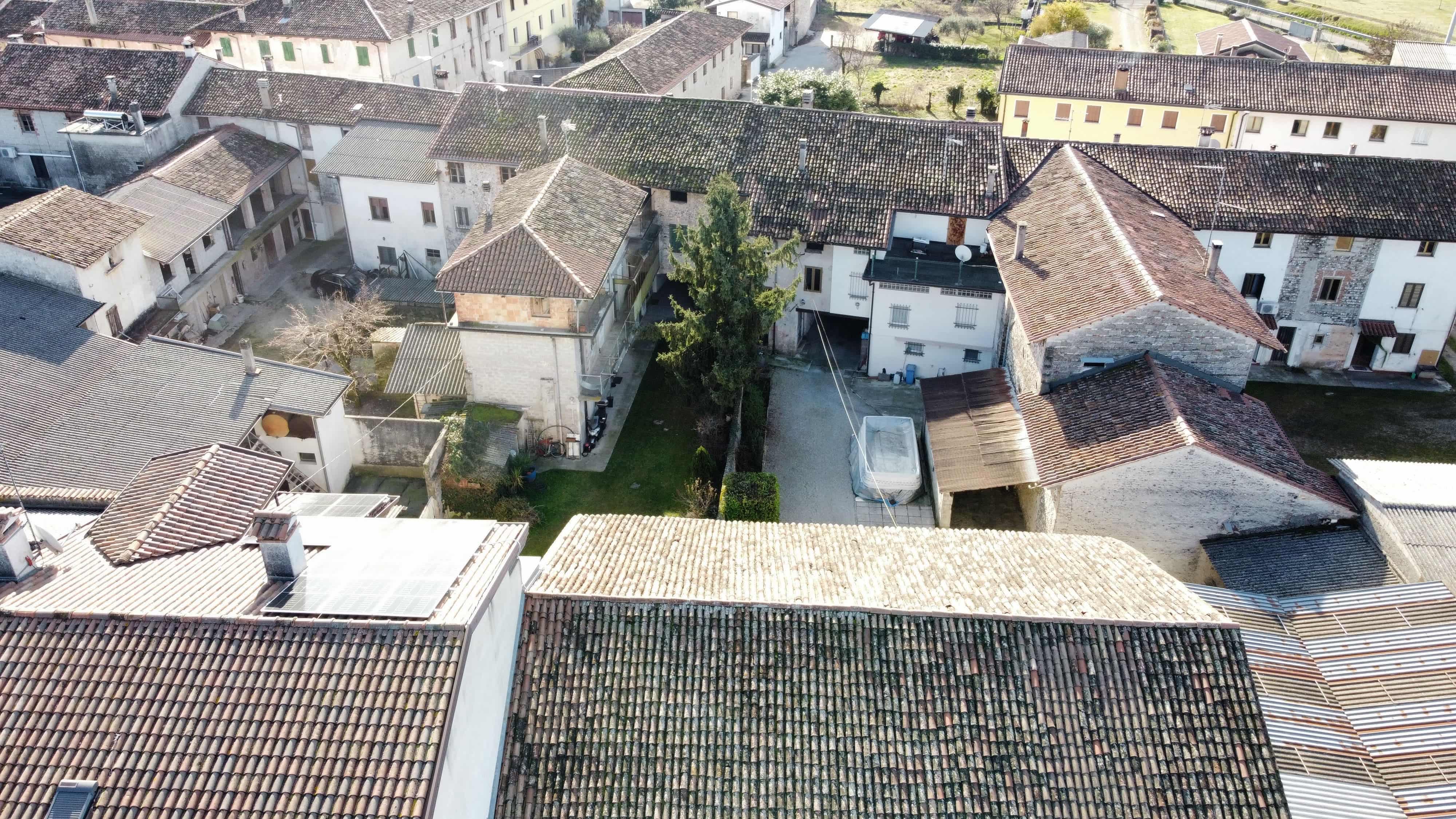 Media numero 4 di CASA SU TRE PIANI CON AMPIO ACCESSORIO DA RISTRUTTURARE A SEDEGLIANO