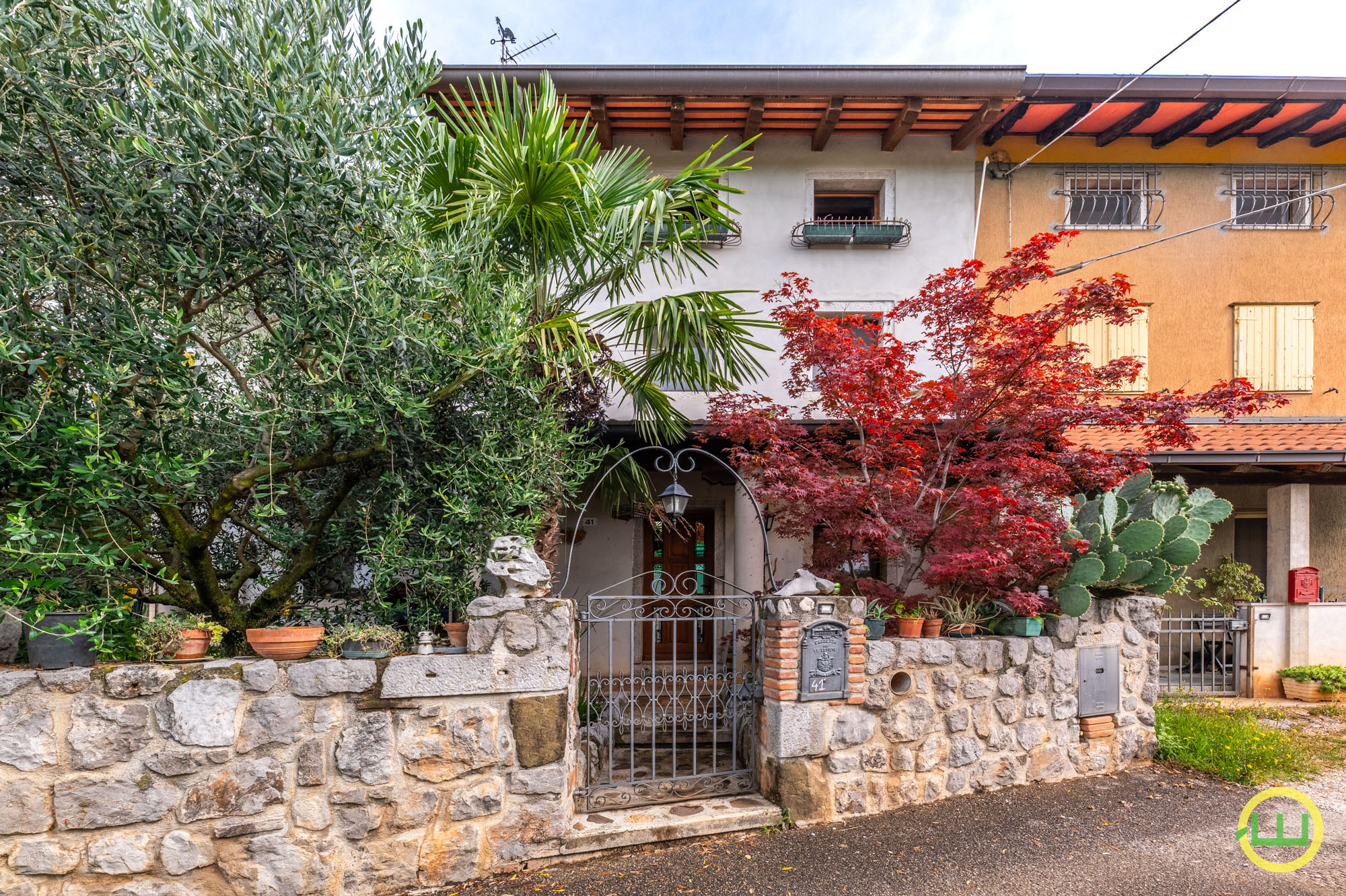 Media numero 2 di Villa di testa con grande spazio verde a Medea