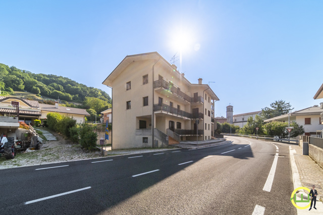 Media numero 17 di BICAMERE CON ARREDO MODERNO BOX AUTO E CANTINE - FORGARIA