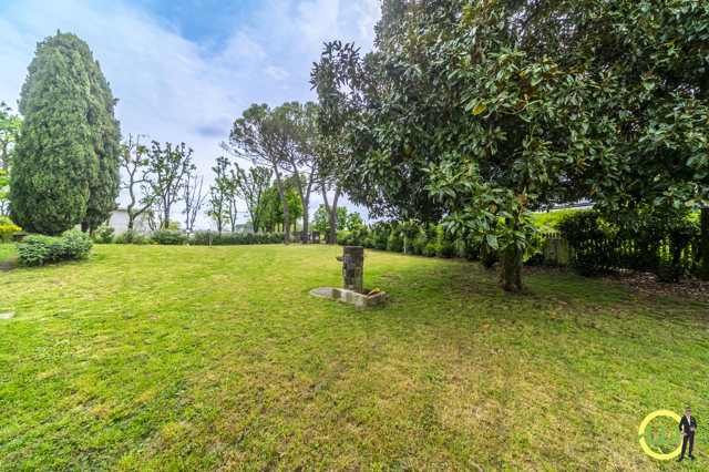 Media numero 29 di SPAZIOSA ED ELEGANTE VILLA CON TANTO TERRENO A SANTA MARIA LA LONGA