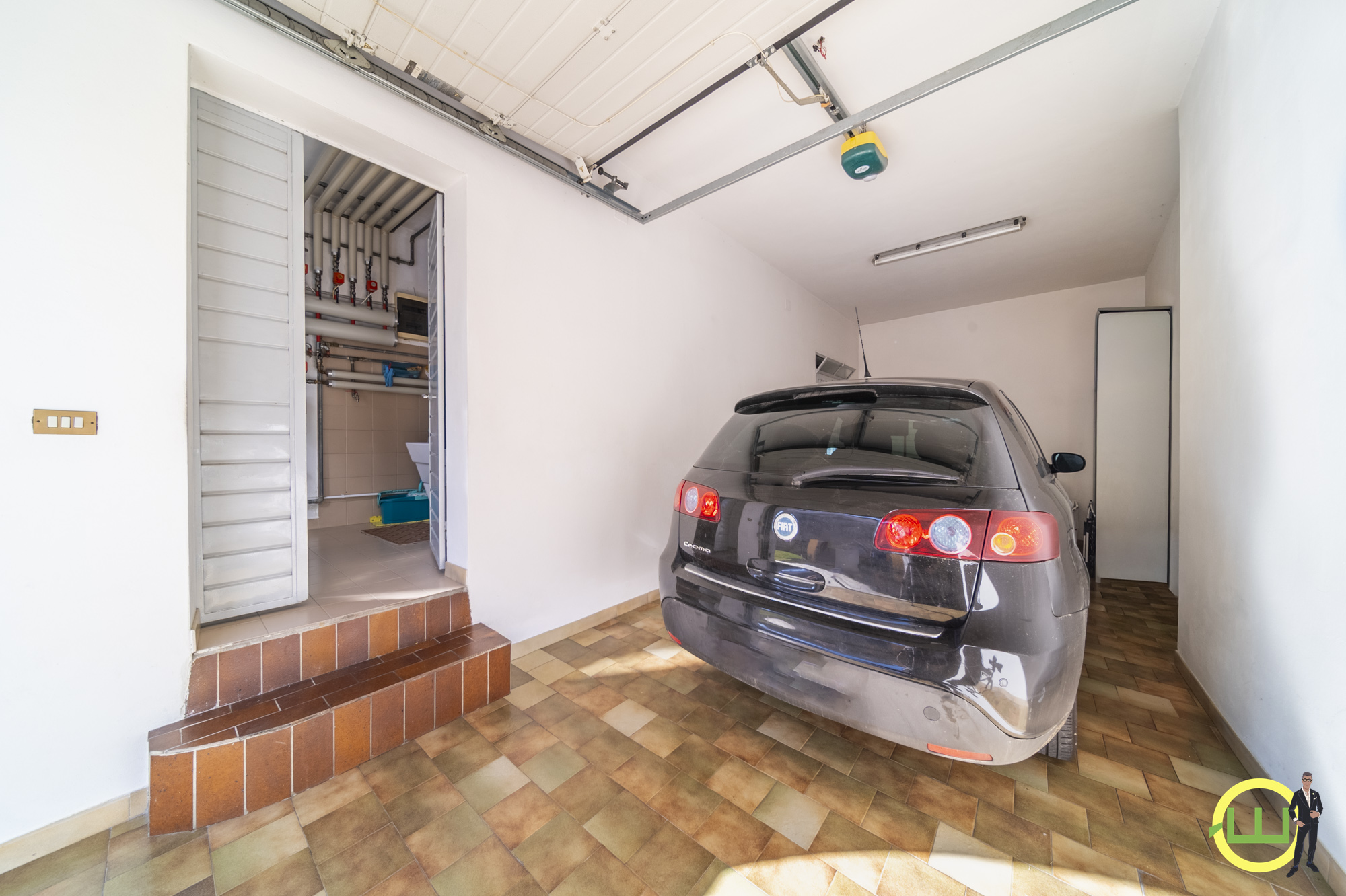 Media numero 15 di VILLA COMPOSTA DA DUE APPARTAMENTI E DUE GARAGE CON GIARDINO