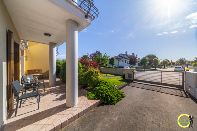 Media numero 3 di Elegante Villa a Schiera su Tre Livelli