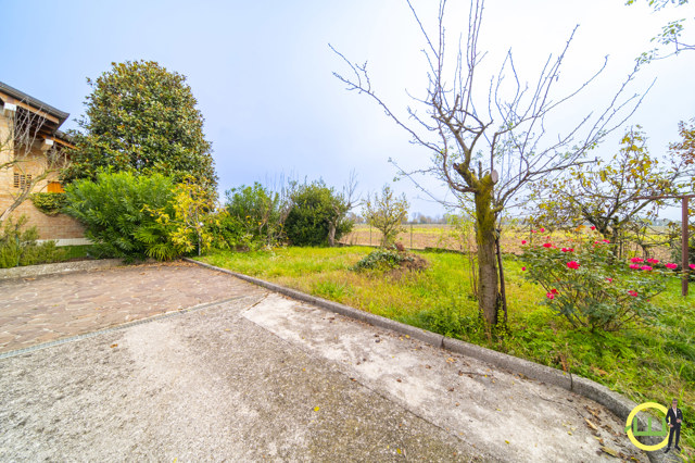 Media numero 39 di VILLETTA TRICAMERE CON GIARDINO A CODROIPO
