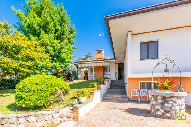 Media numero 1 di SPLENDIDA VILLA NEL CUORE DI CASSACCO!