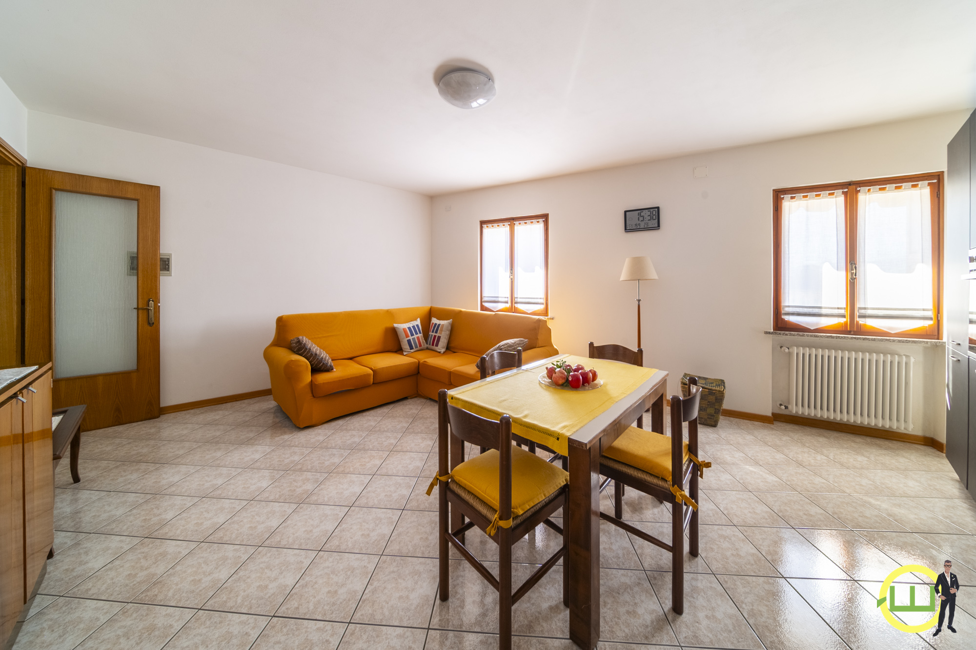 Media numero 5 di VILLA COMPOSTA DA DUE APPARTAMENTI E DUE GARAGE CON GIARDINO