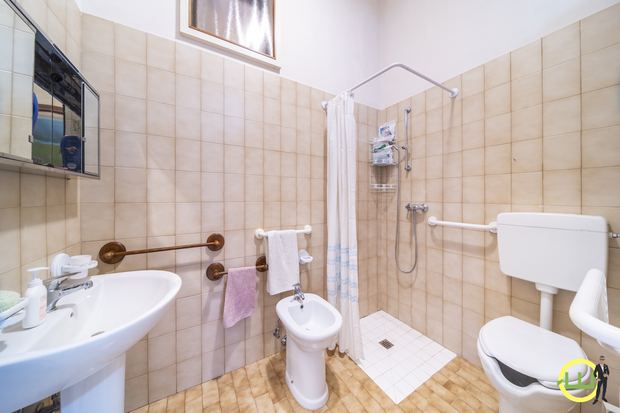 Media numero 13 di STORICA CASA ACCOSTATA CON TRE CAMERE, GARAGE E GIARDINO