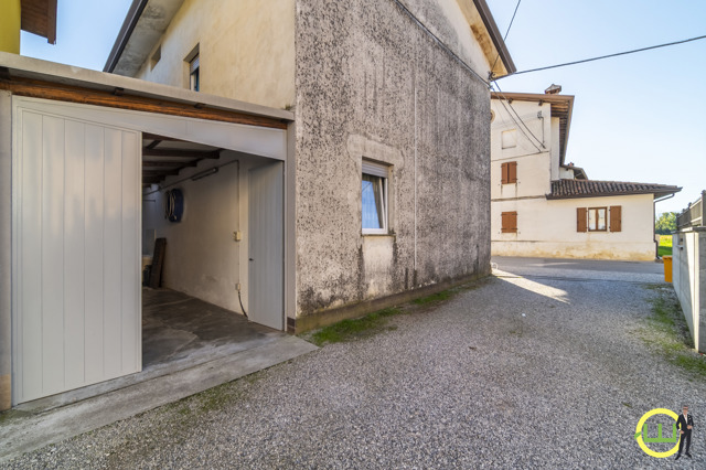 Media numero 48 di VILLA COMPOSTA DA DUE APPARTAMENTI E DUE GARAGE CON GIARDINO A SAN MARTINO AL TAGLIAMENTO