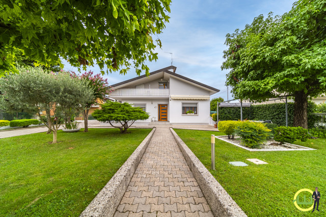 Immagine di VILLA BIFAMILIARE VIA EMILIA PERFETTA  (UD)