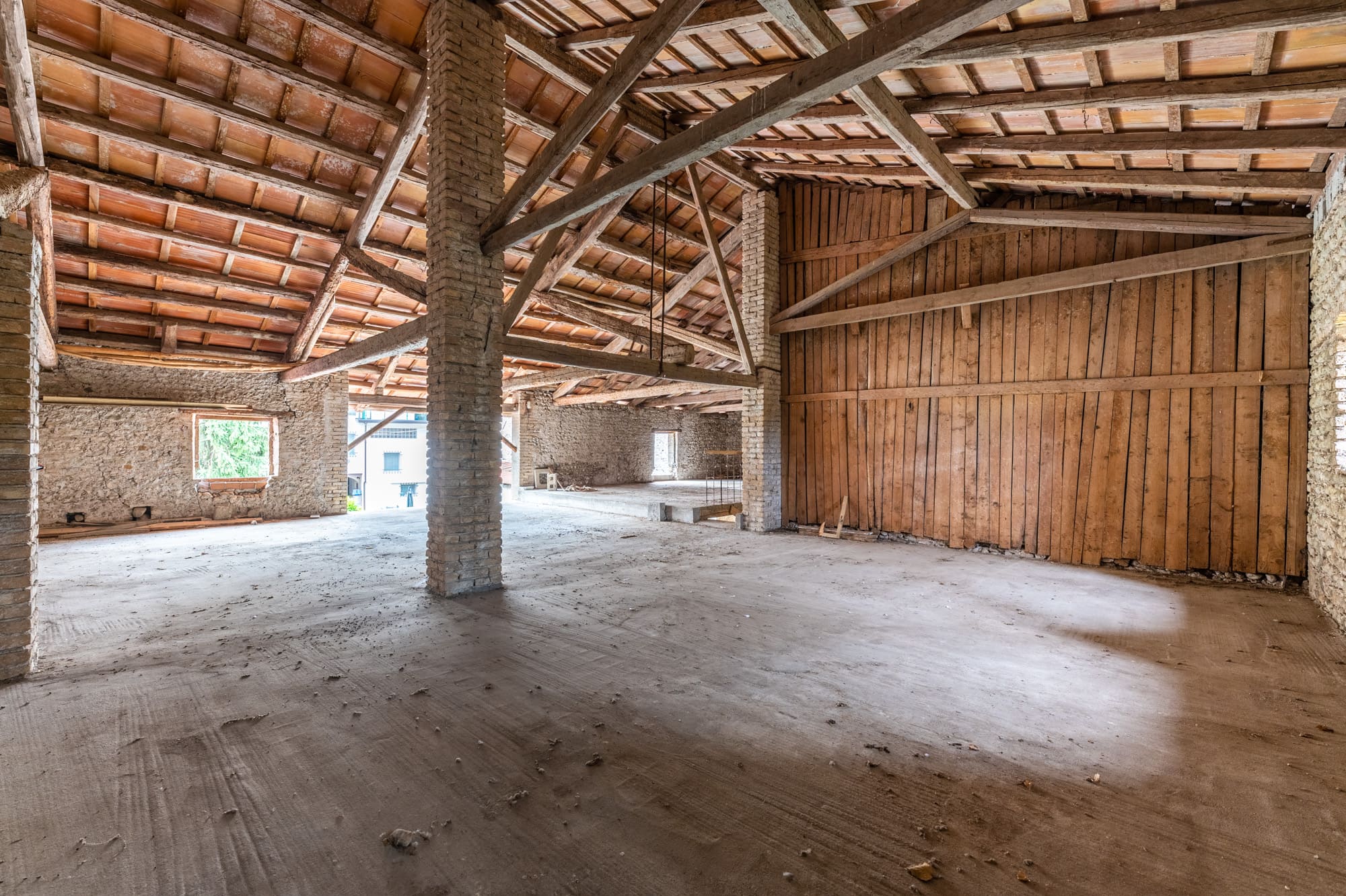 Media numero 41 di CASA SU TRE PIANI CON AMPIO ACCESSORIO DA RISTRUTTURARE A SEDEGLIANO