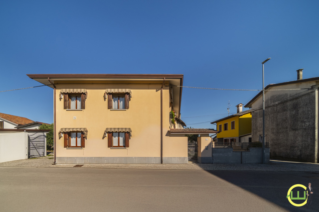 Media numero 46 di VILLA COMPOSTA DA DUE APPARTAMENTI E DUE GARAGE CON GIARDINO A SAN MARTINO AL TAGLIAMENTO