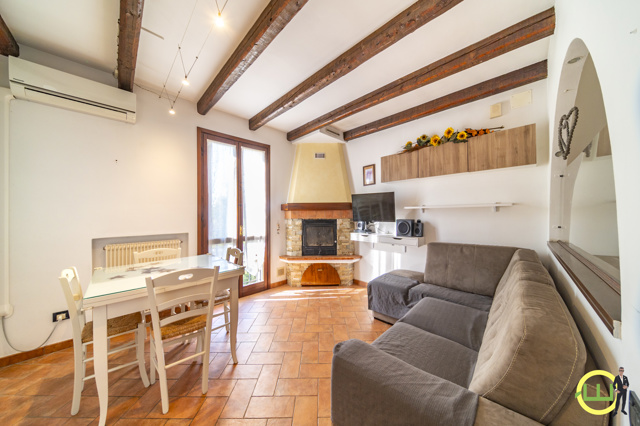 Media numero 1 di VILLA A SCHIERA DI TESTA CON GIARDINO!
