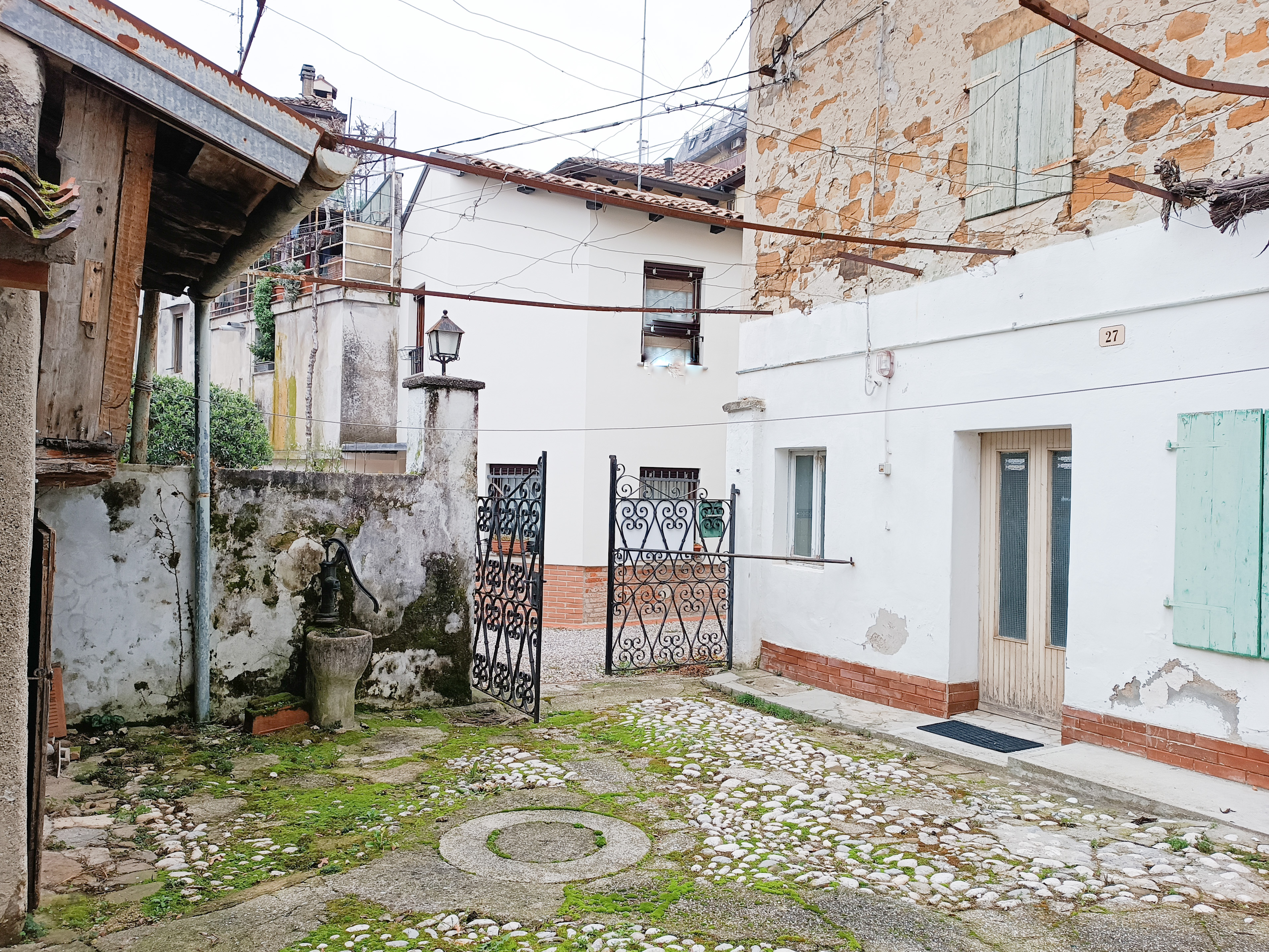 Immagine di DUE CASE DA RESTAURARE IN BORGO ESCLUSIVO A CORMONS