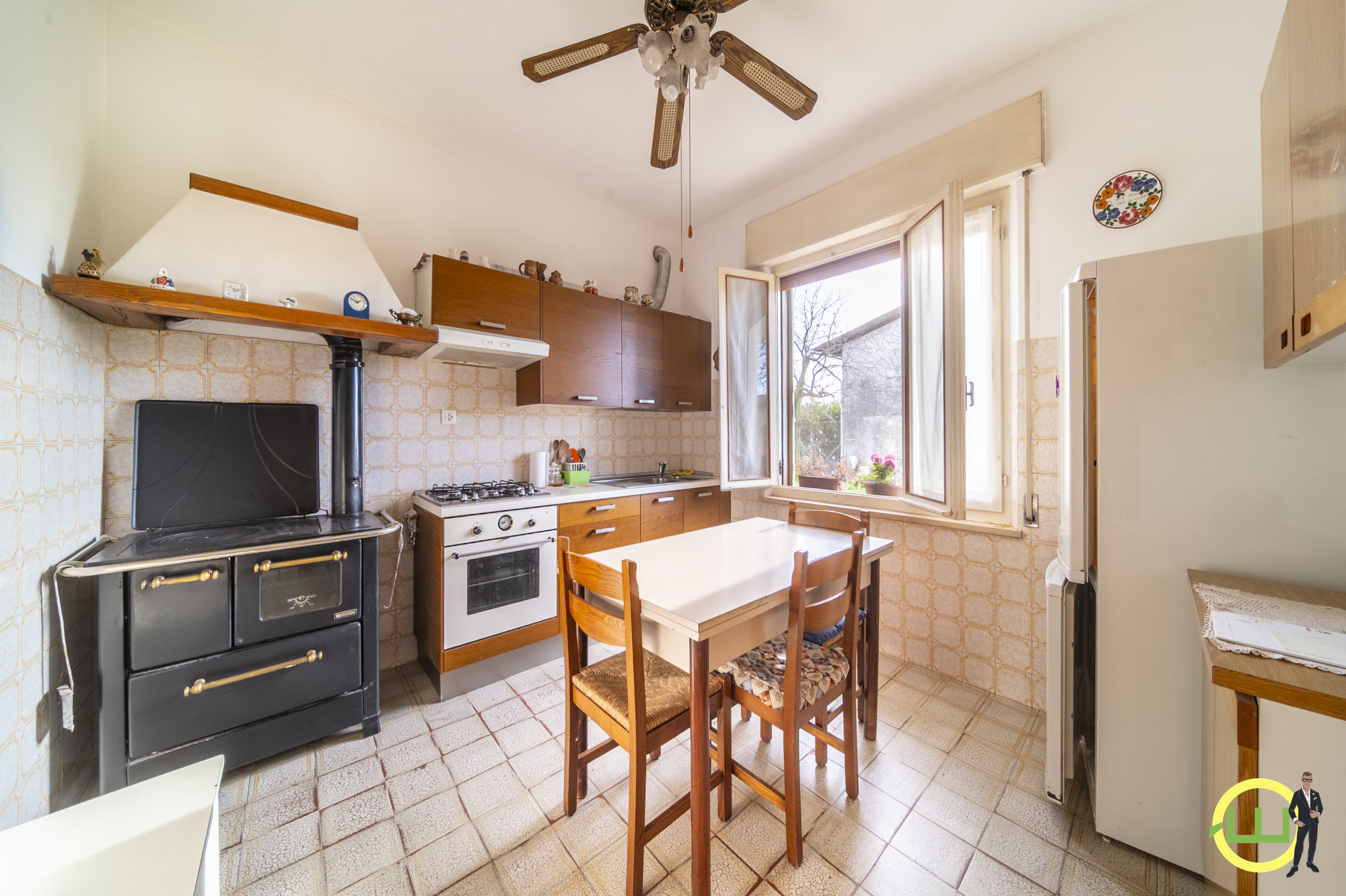 Media numero 9 di STORICA CASA ACCOSTATA CON TRE CAMERE, GARAGE E GIARDINO