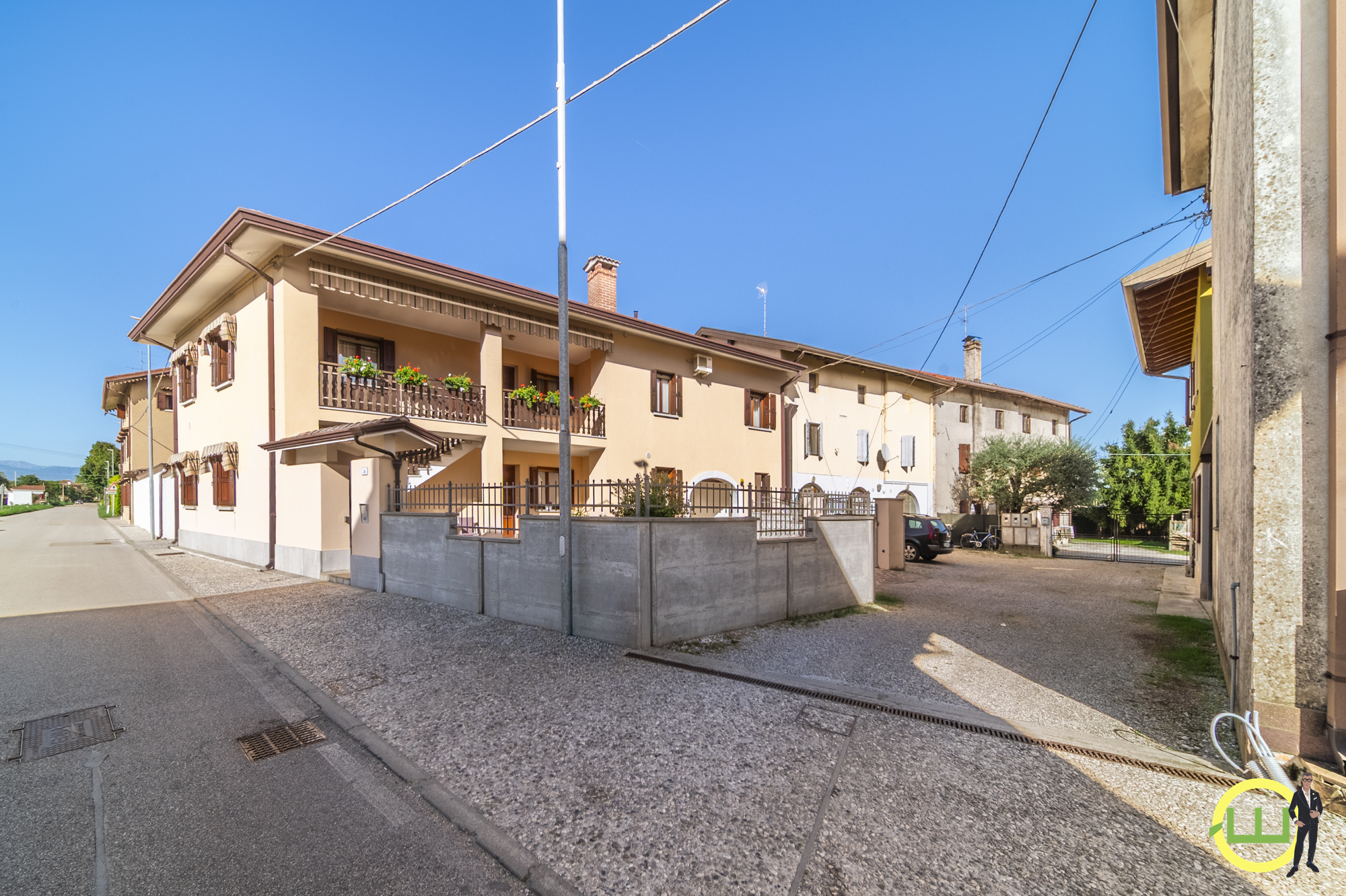 Media numero 45 di VILLA COMPOSTA DA DUE APPARTAMENTI E DUE GARAGE CON GIARDINO