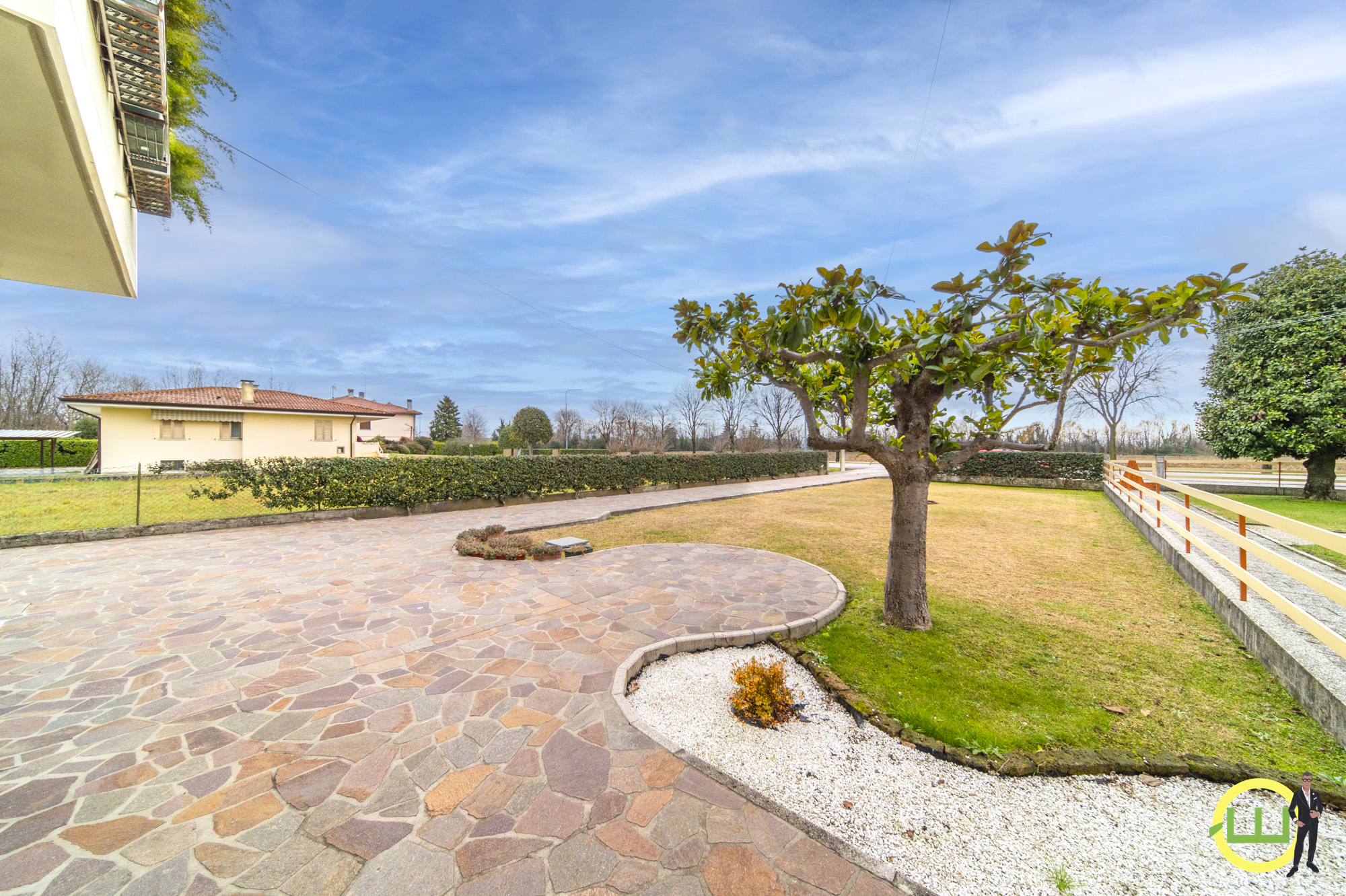 Media numero 57 di LUMINOSA BIFAMILIARE CON GIARDINO ED ACCESSORIO A CODROIPO