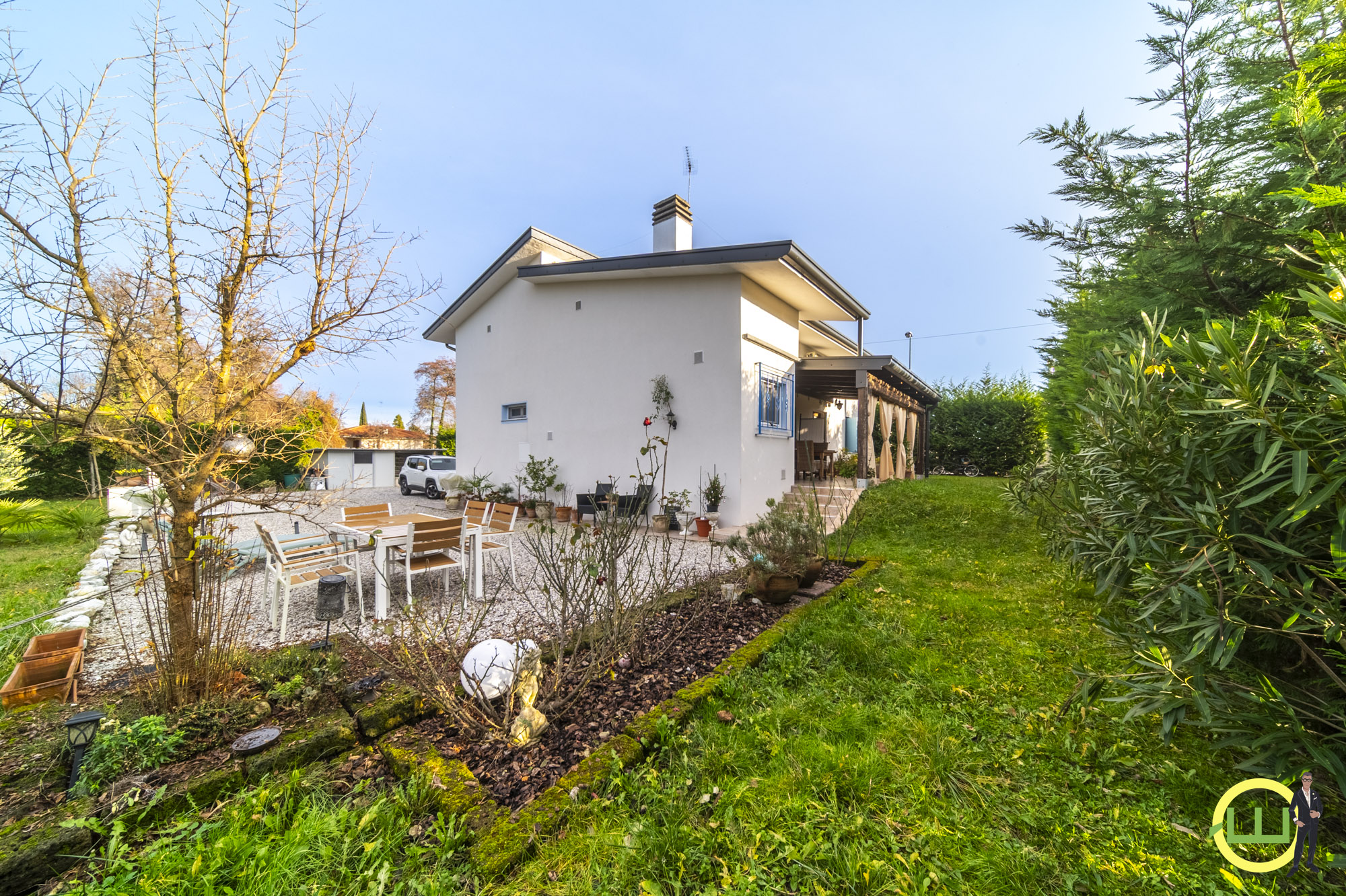 Media numero 34 di VILLA INDIPENDENTE CON AMPIO GIARDINO PIANTUMATO - CLASSE B