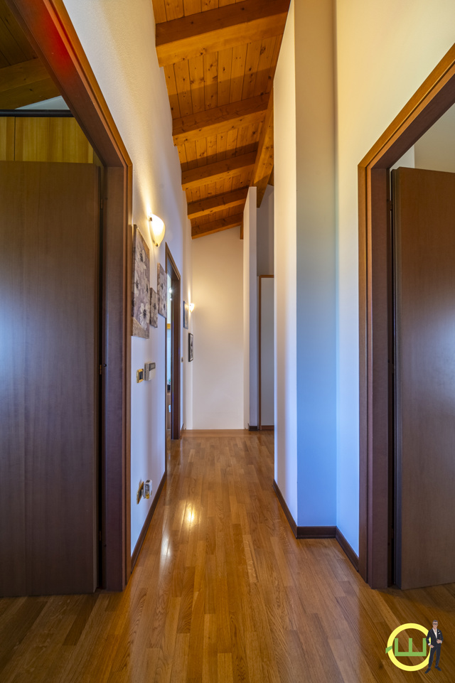 Media numero 23 di Elegante Villa a Schiera su Tre Livelli
