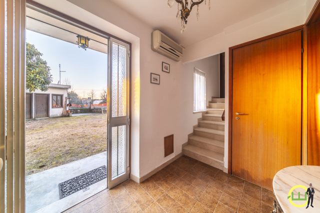 Media numero 8 di SPAZIOSA CASA INDIPENDENTE CON DOPPIO GARAGE E GIARDINO A UDINE
