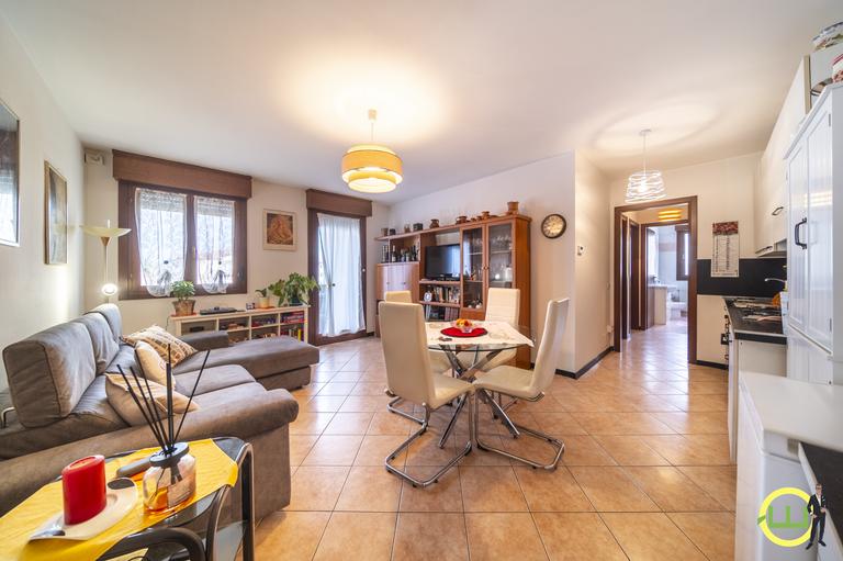 Immagine di Bicamere Arredato Con Garage e Doppi Servizi