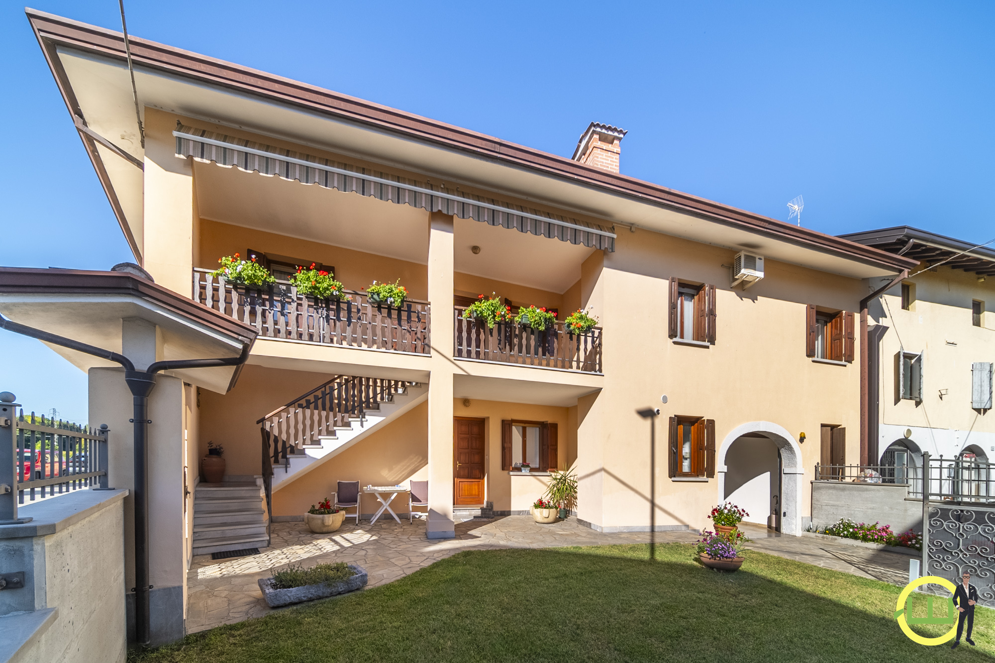 Immagine di VILLA COMPOSTA DA DUE APPARTAMENTI E DUE GARAGE CON GIARDINO