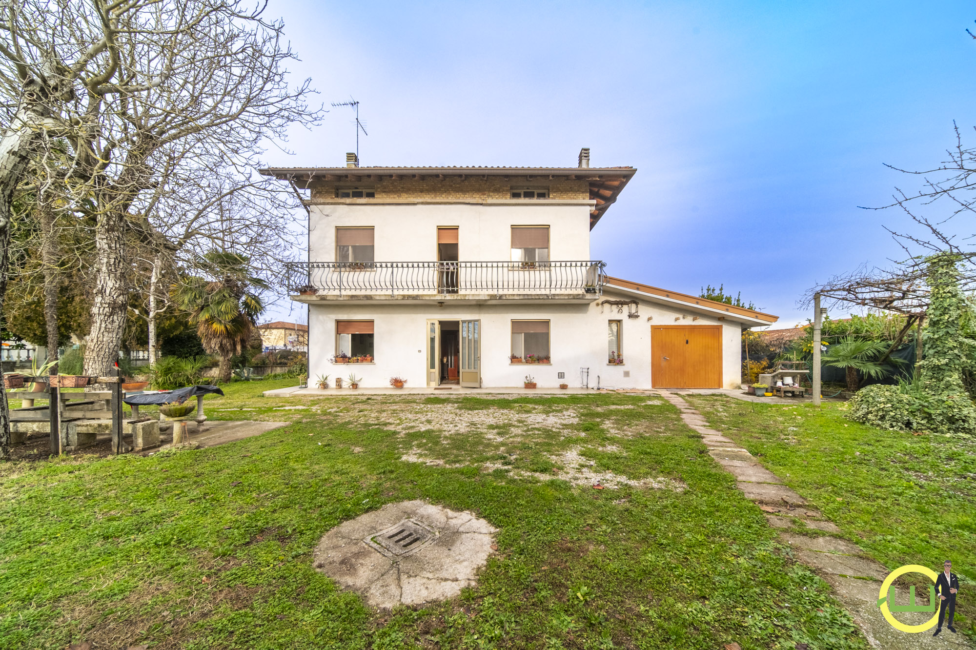 Media numero 2 di STORICA CASA ACCOSTATA CON TRE CAMERE, GARAGE E GIARDINO