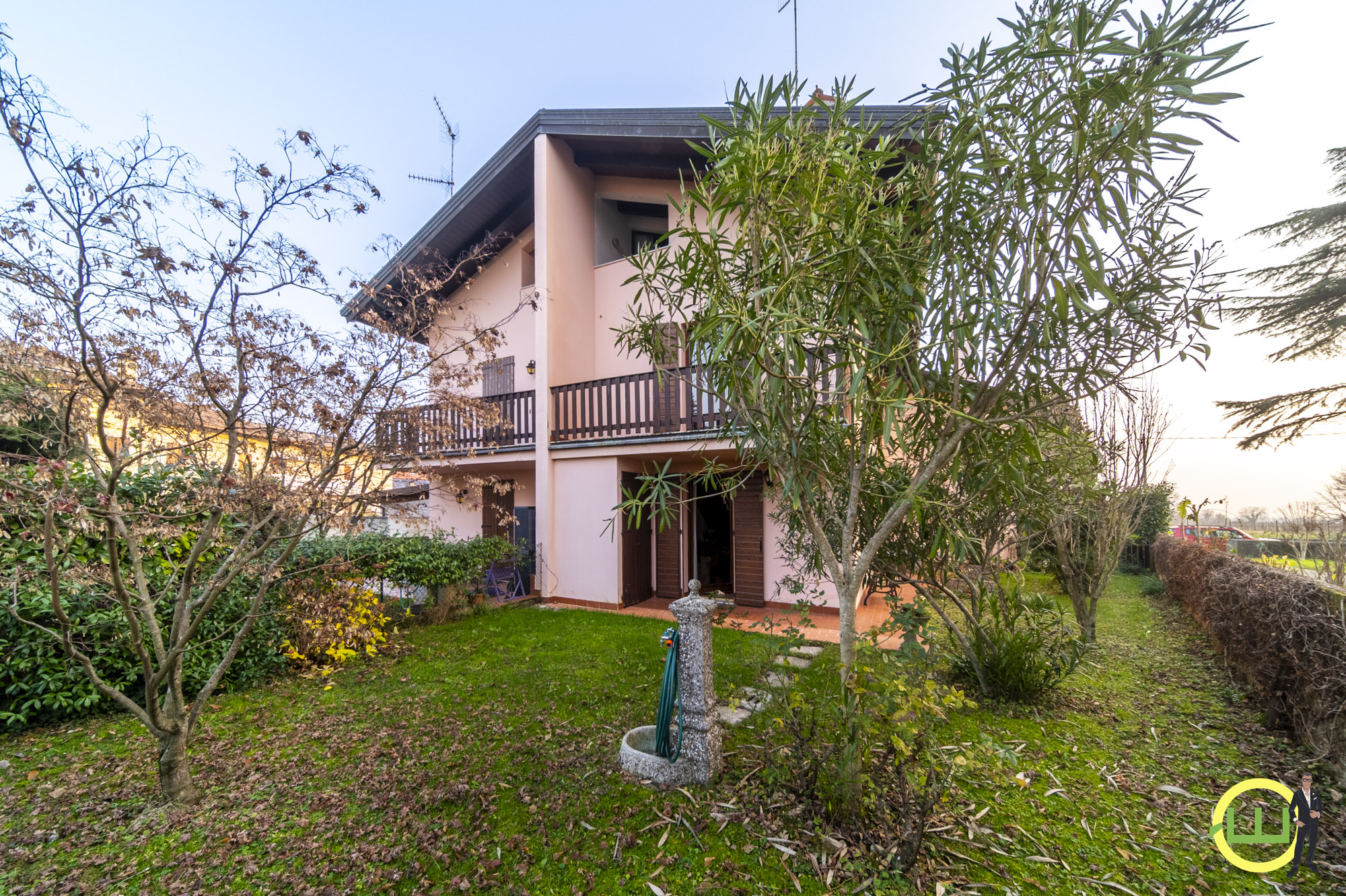 Media numero 31 di MERAVIGLIOSA VILLA ACCOSTATA CON GIARDINO ESCLUSIVO A LOVARIA PRADAMANO